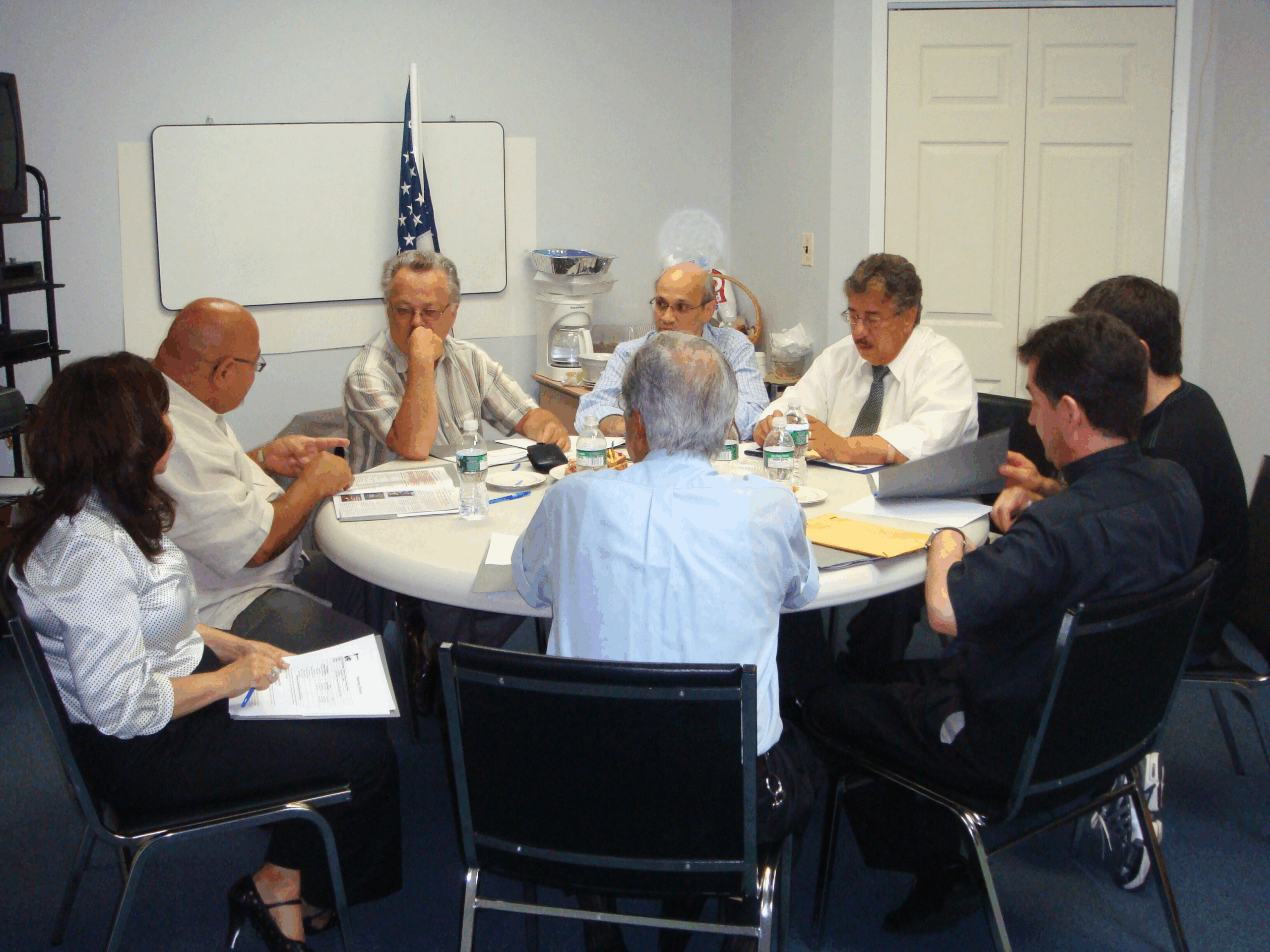 En 2008, nuestros miembros de la Junta Directiva se reunieron para planificar el futuro de IACO y fortalecer los programas que hoy continúan apoyando a nuestra comunidad inmigrante.