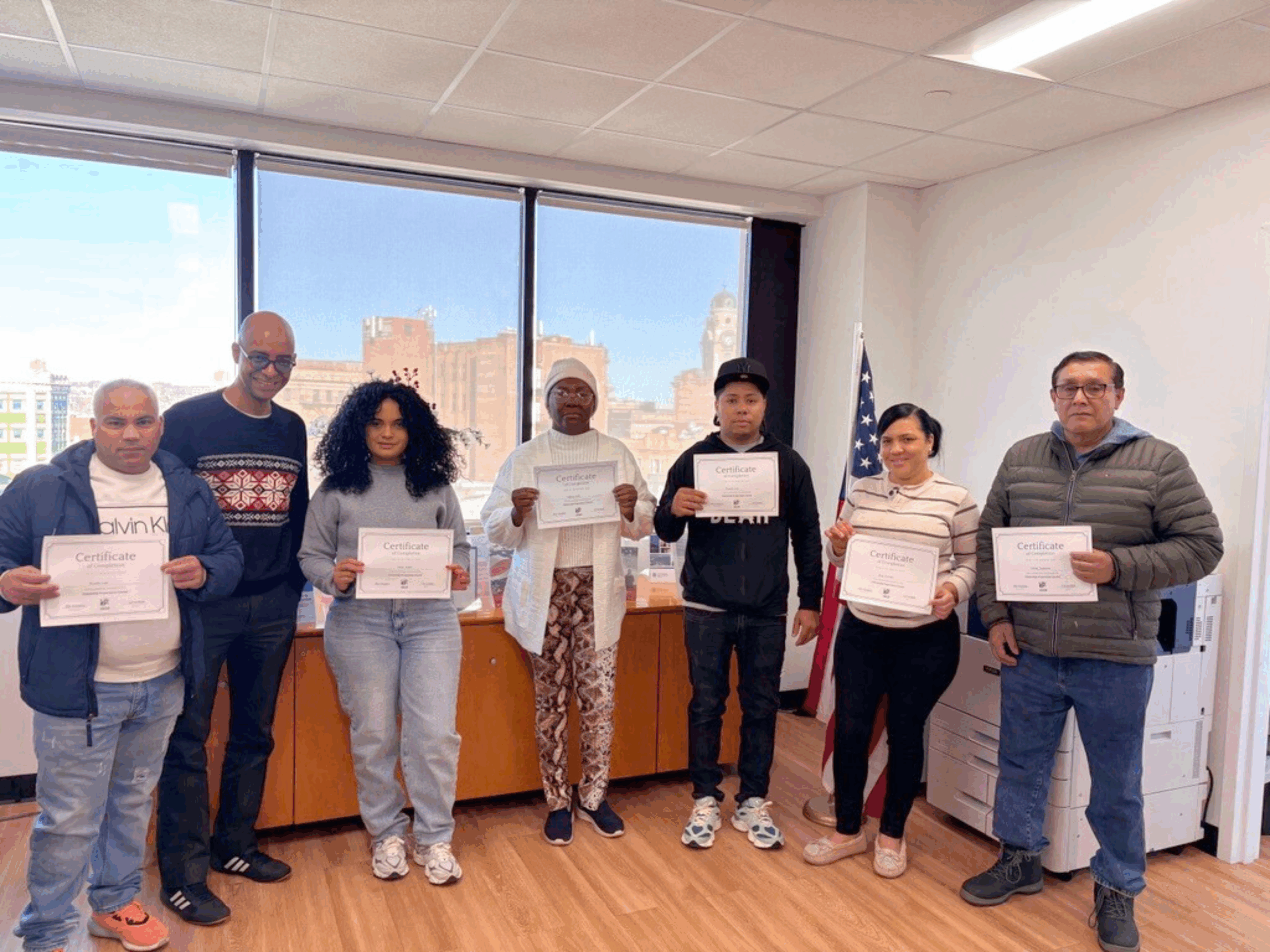 Nuestro profesor de Educación Cívica junto a estudiantes inscritos en nuestras clases, quienes avanzan en su camino hacia convertirse en ciudadanos estadounidenses.